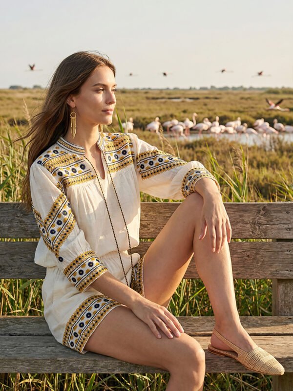 blusa liberta misurata con fiori ricamati blu e gialli indossata modella versione anima libera