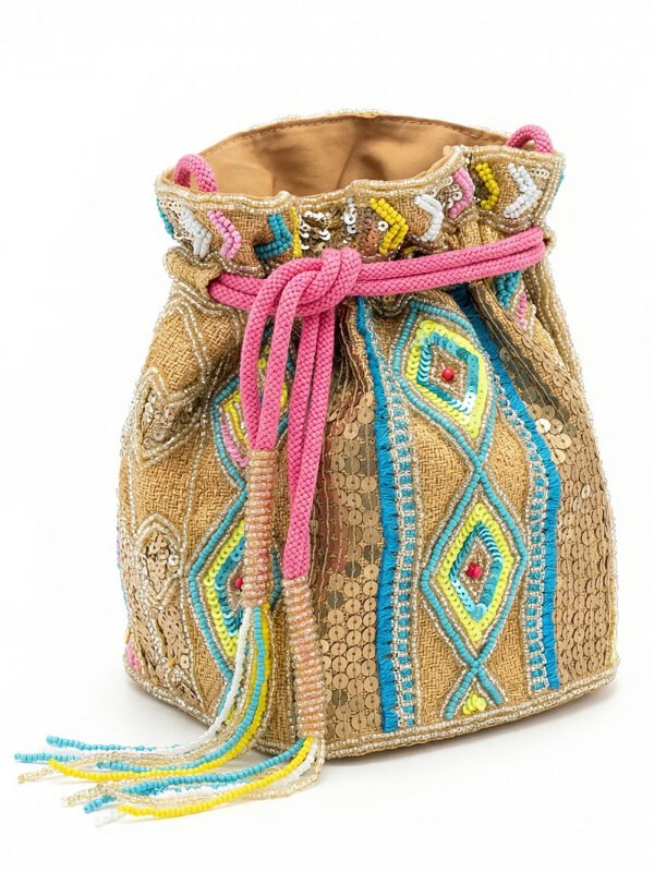 Mini borsa fluo ricamata a mano con perline colorate indossata in stile elegante contemporaneo