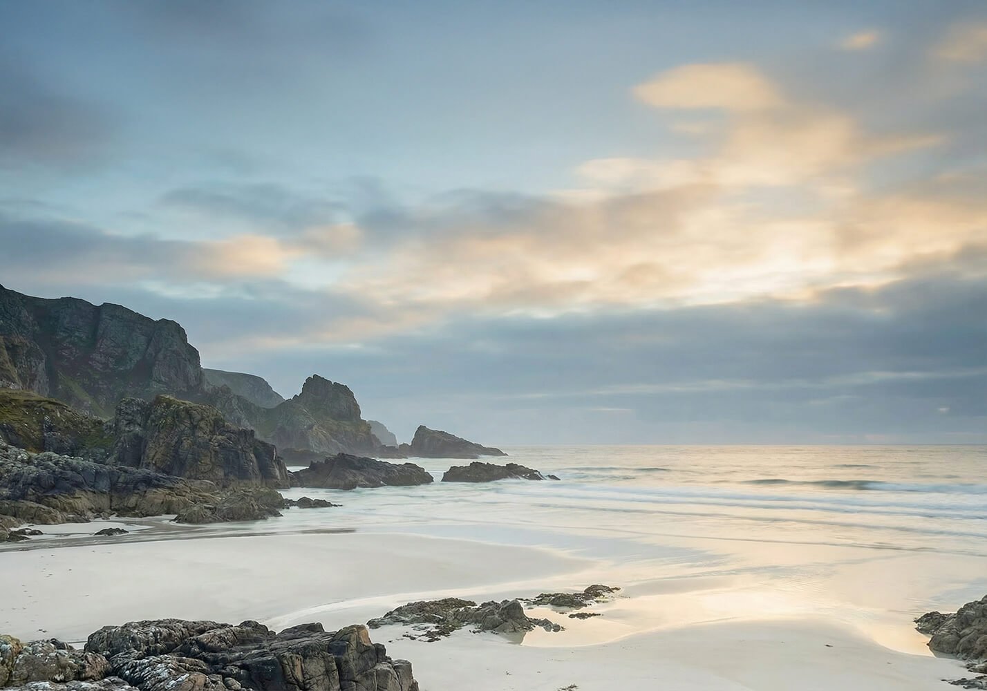 Coste rocciose e spiaggia al tramonto