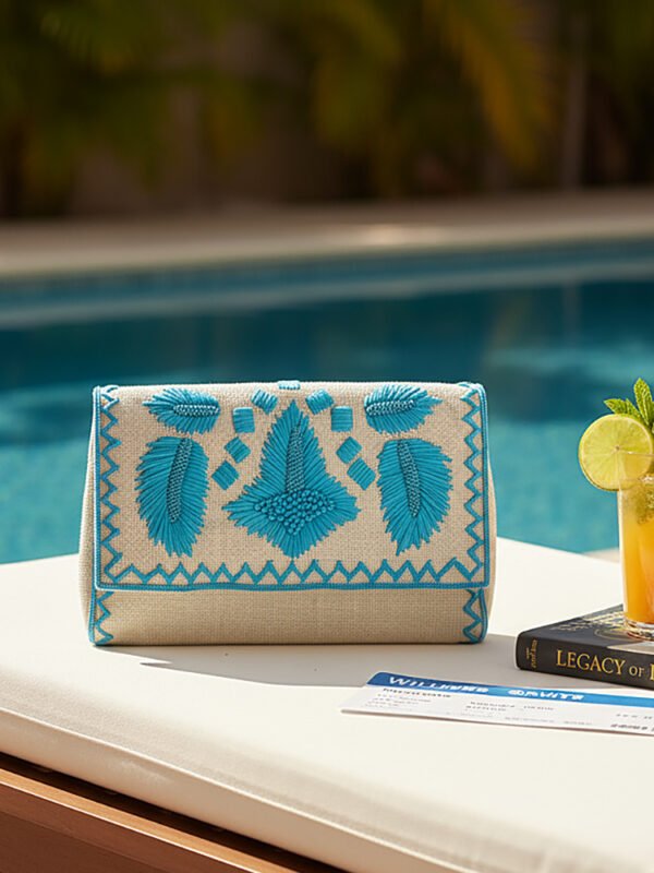 Pochette in juta blu intenso con ricamo buta indiano foto piscina e drink